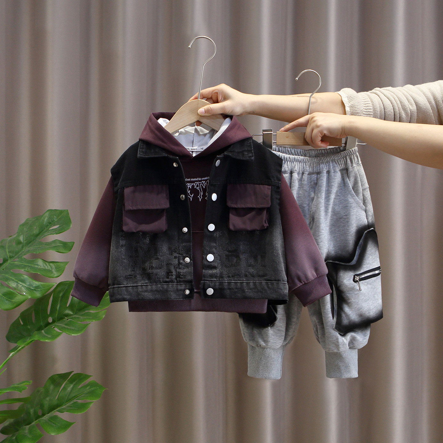 男童牛仔马甲三件套套装春秋新款帅气时髦儿童连帽卫衣休闲运动裤