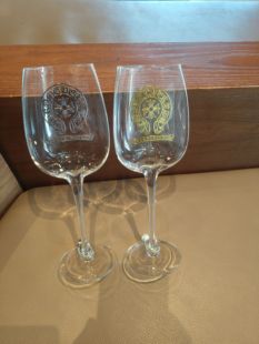 克罗伈只喝一半红酒暗黑基调搭配标志性元素品味时潮范也随之蔓延