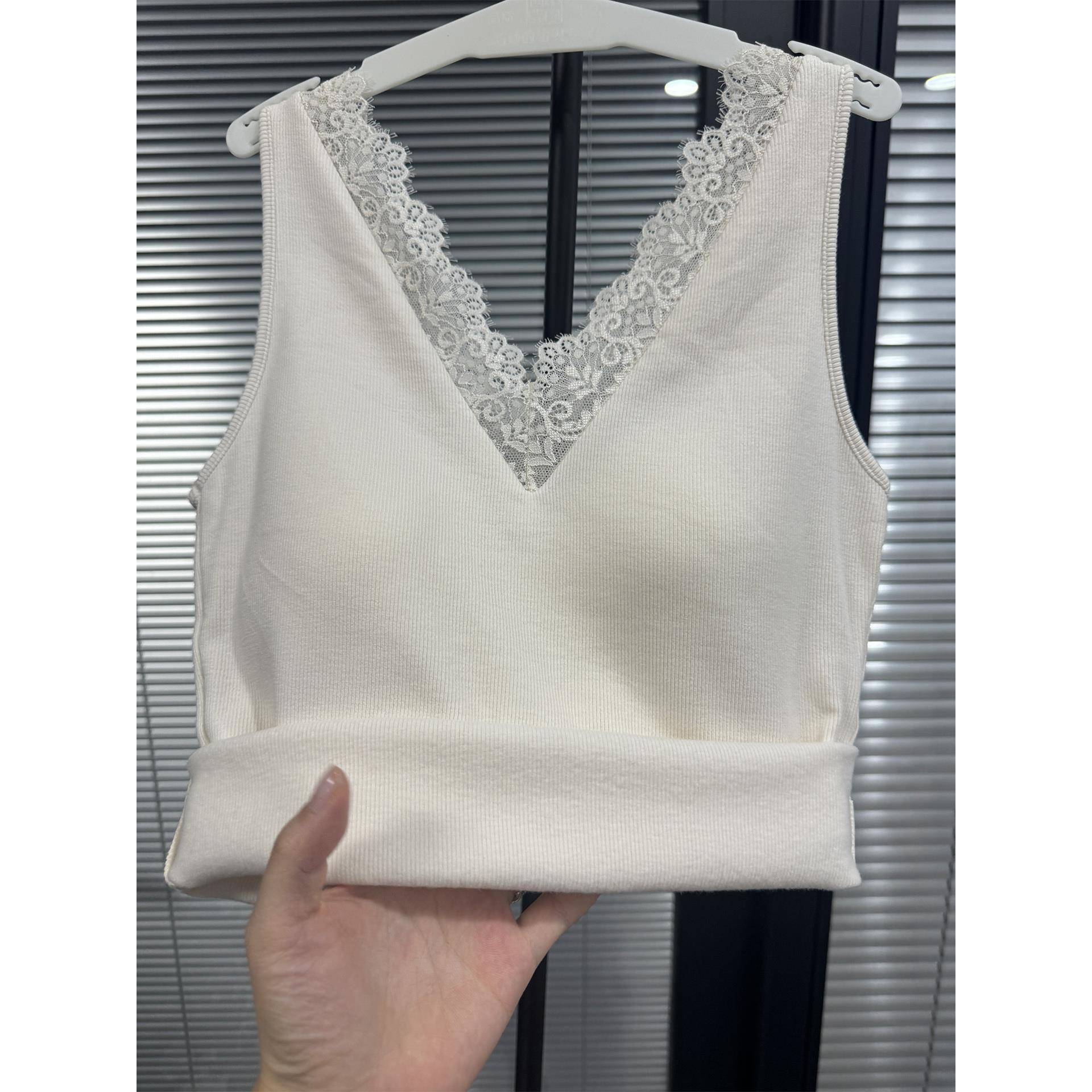 秋冬白色蕾丝边加绒吊带背心女V领带胸垫贴身保暖打底衫保暖1205u