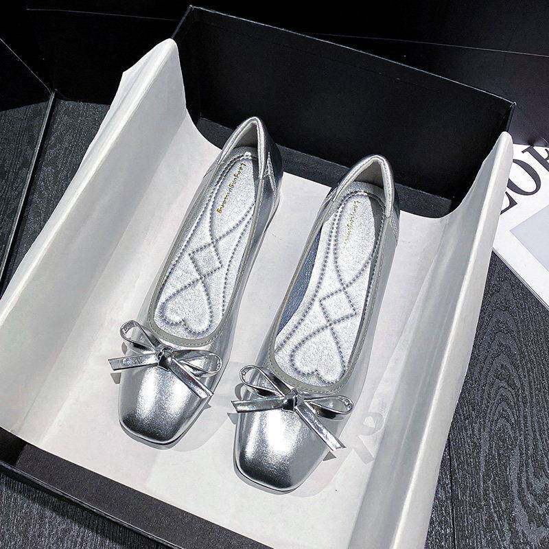 春夏法式银色粗跟单鞋女2026新款百搭低跟工作鞋大尺码女鞋0210kd