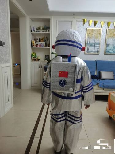 儿童环保时装秀服装手工制作太空服幼儿园亲子走秀宇航员环保衣服-封面