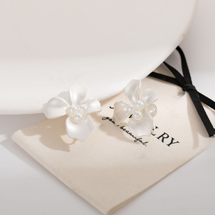 超仙白色系花朵耳环韩系设计ins风森系秋冬新款蚊香盘耳夹无耳洞