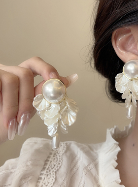 森系超仙白色贝壳花瓣长款耳环女时尚夸张复古珍珠流苏蚊香盘耳夹