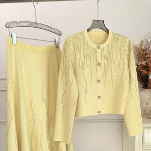 2025秋冬新款重工烫钻珠子绵羊毛针织开衫外套上衣半裙套装黄白色