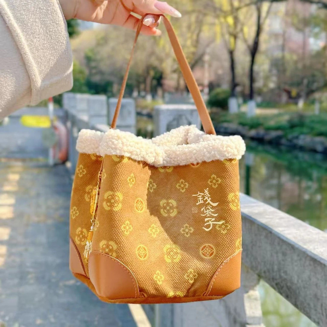 灵隐有钱花金钱袋文创金钱袋新年限定质感钱袋子卡其色毛绒手提包