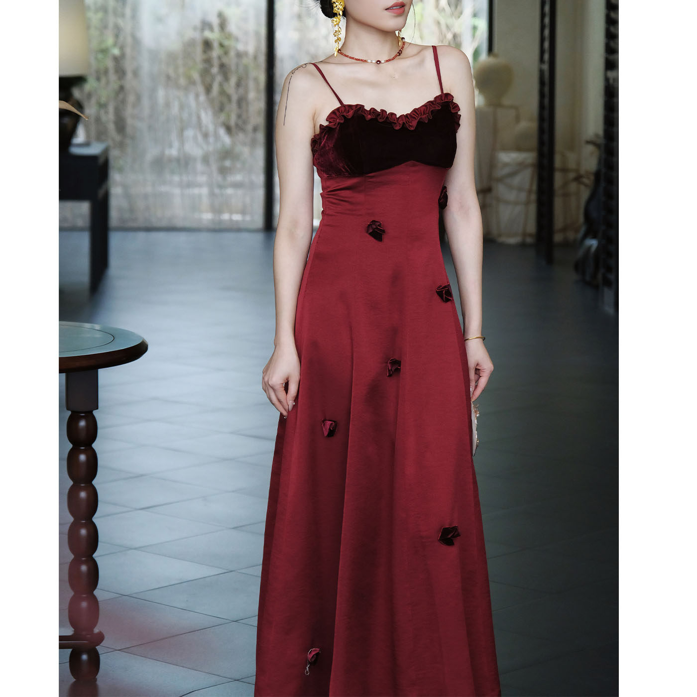 鹿与玫瑰红色抹胸吊带连衣裙女气质显瘦收腰高级感长裙敬酒服礼服