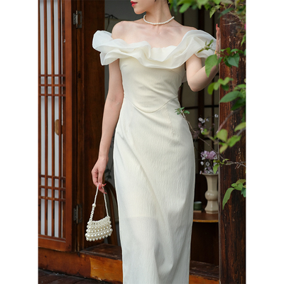 鹿与玫瑰新中式一字肩连衣裙女气质修身法式复古白色订婚礼服裙子