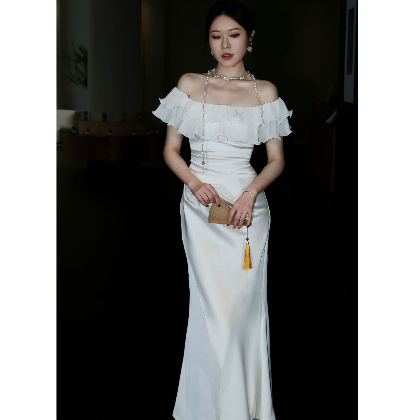 鹿与玫瑰法式一字肩白色连衣裙女收腰气质轻奢轻婚纱宴会礼服长裙