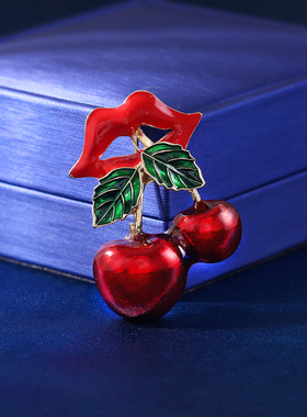 个性创意红唇樱桃胸针小众设计感合金滴油水果别针夏季连衣裙配饰