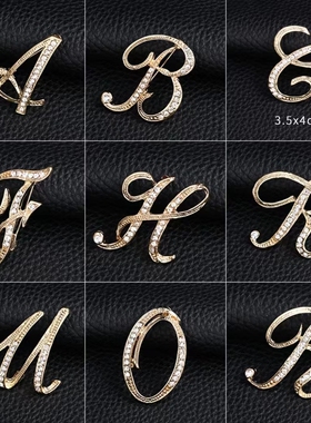 水钻英文字母大胸针金属创意设计感小众胸花西装旗袍简约百搭配饰