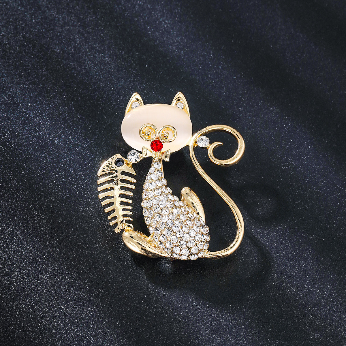简约小众设计感小猫吃鱼胸针女合金水钻时尚百搭猫咪别针服装配饰,饰品/流行首饰/时尚饰品新,胸针,淘宝优惠券,粉丝福利购,淘宝优惠卷