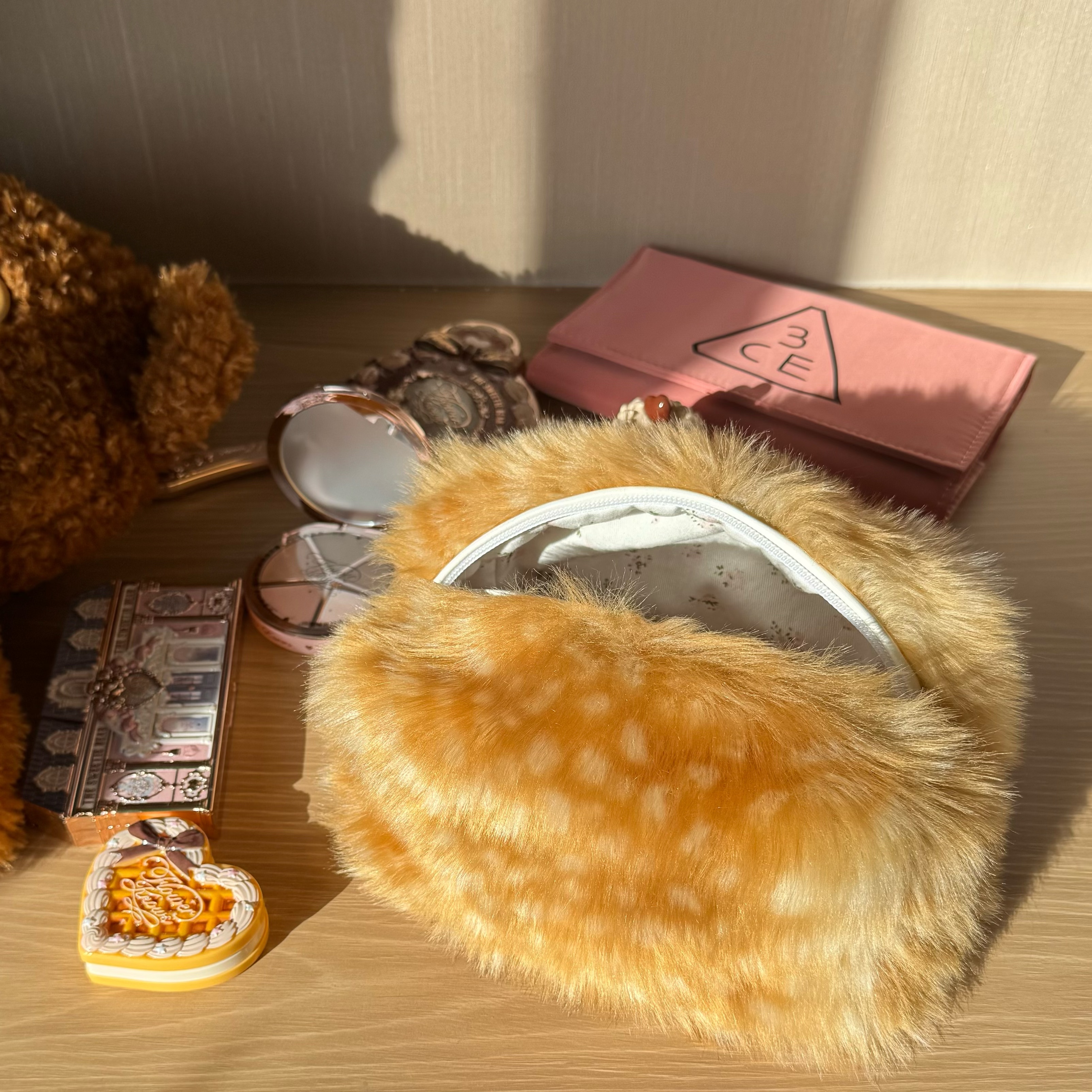 【斑点小鹿化妆包】秋冬可爱毛毛收纳包笔袋毛茸茸软萌甜美小包女