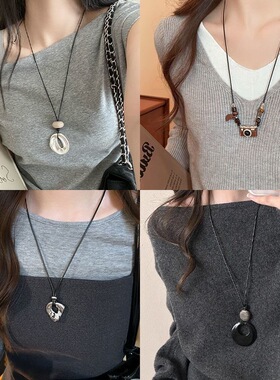 简约抽象镂空几何吊坠项链女2026新款高级感黑皮绳毛衣链挂脖配饰