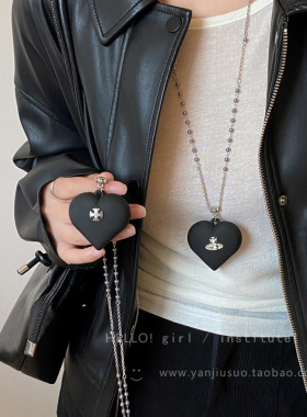 黑色爱心吊坠长款项链女2026新款轻奢高级感毛衣链小众设计感配饰