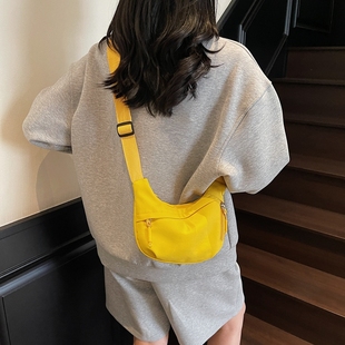 邮差饺子包女生可爱迷你斜挎手机包通勤逛街轻便零钱小型包包百搭