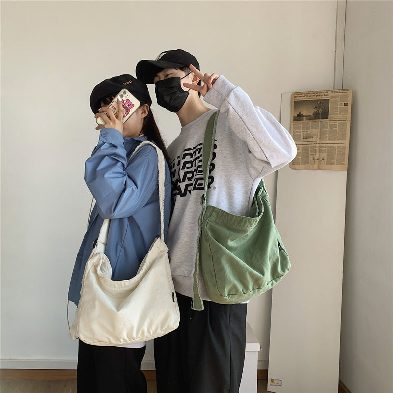 洋气大学生上课慵懒风应援斜挎包