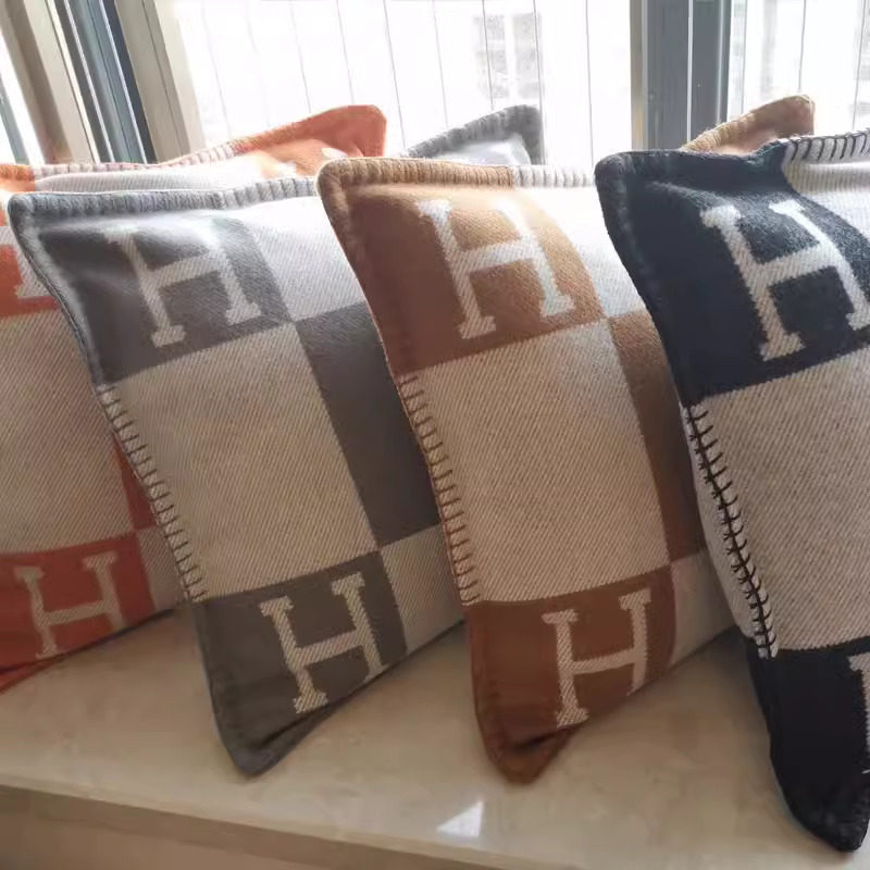 轻奢原版经典羊毛抱枕大牌h抱枕北欧风沙发客厅盖毯配套抱枕靠枕