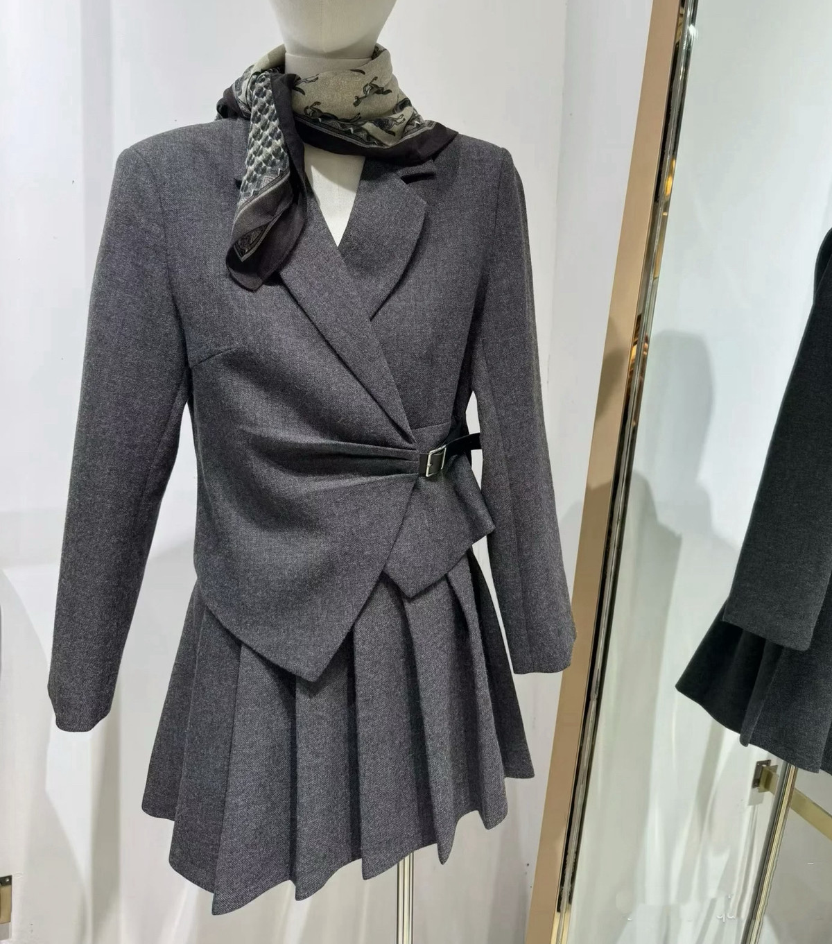 【YJSK衣家】设计感收腰毛呢西装外套+百褶裙两件套装