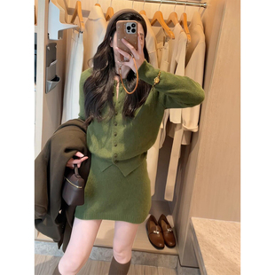 韩系高级感穿搭2025超火冬装套装独特漂亮绿色针织开衫短裙两件套