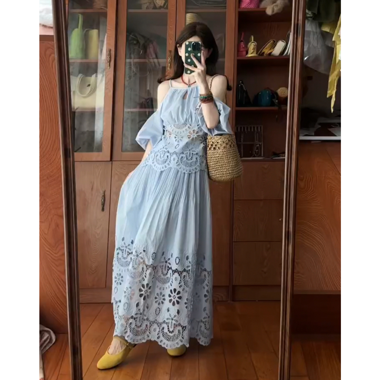 初夏穿搭独特绝美漂亮小套装度假风气质露肩镂空上衣半身裙两件套