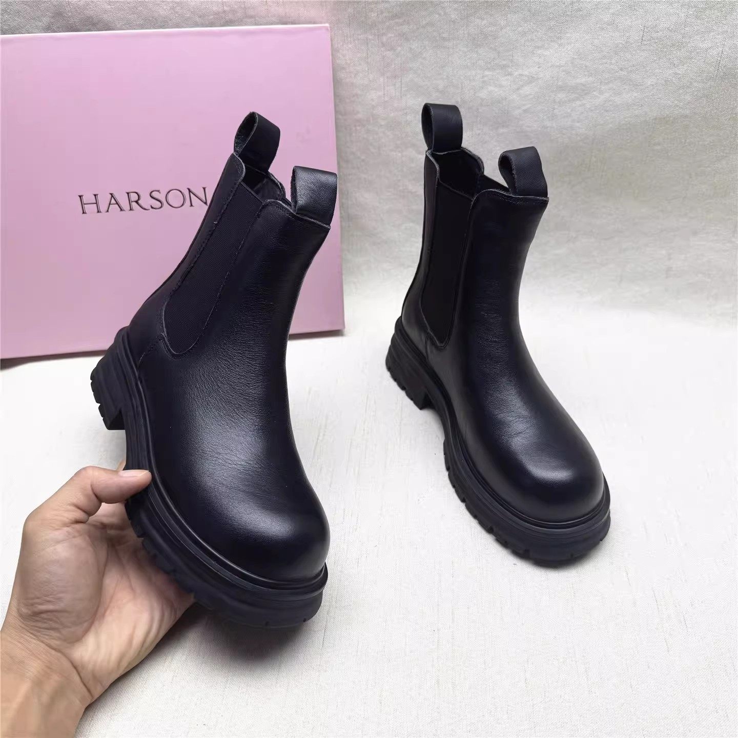 Harson/哈森正品撤柜方跟圆头时装靴女秋冬新款牛皮加绒套筒短靴