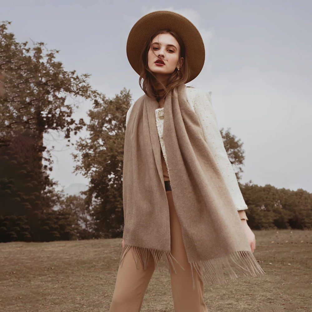 秋冬季节女士高级感围巾百搭仿羊绒防寒纯色简约保暖围脖防寒披肩