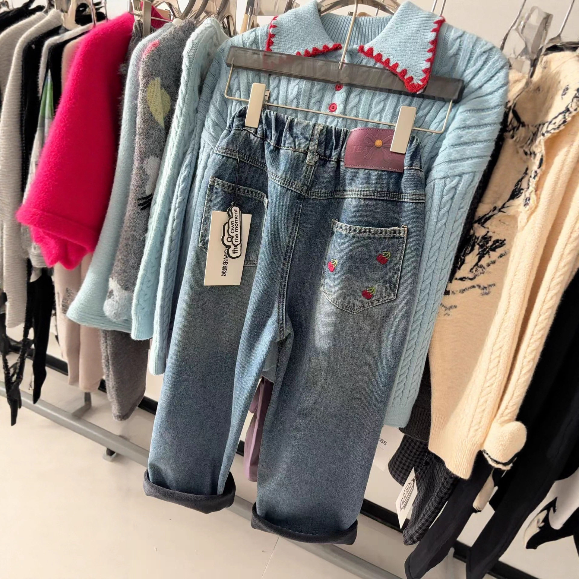 2025冬装波拉童装中大童小樱桃刺绣一体绒牛仔裤女童加绒长裤子