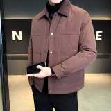 模特 标50绒冬季男士白鸭绒翻领羽绒服 8021 P210 咖啡,男装羽绒服,电商D227,电商基地 模特 标50绒冬季男士白鸭绒翻领羽绒服 8021 P210 咖啡,男装羽绒服,电商D227,电商基地