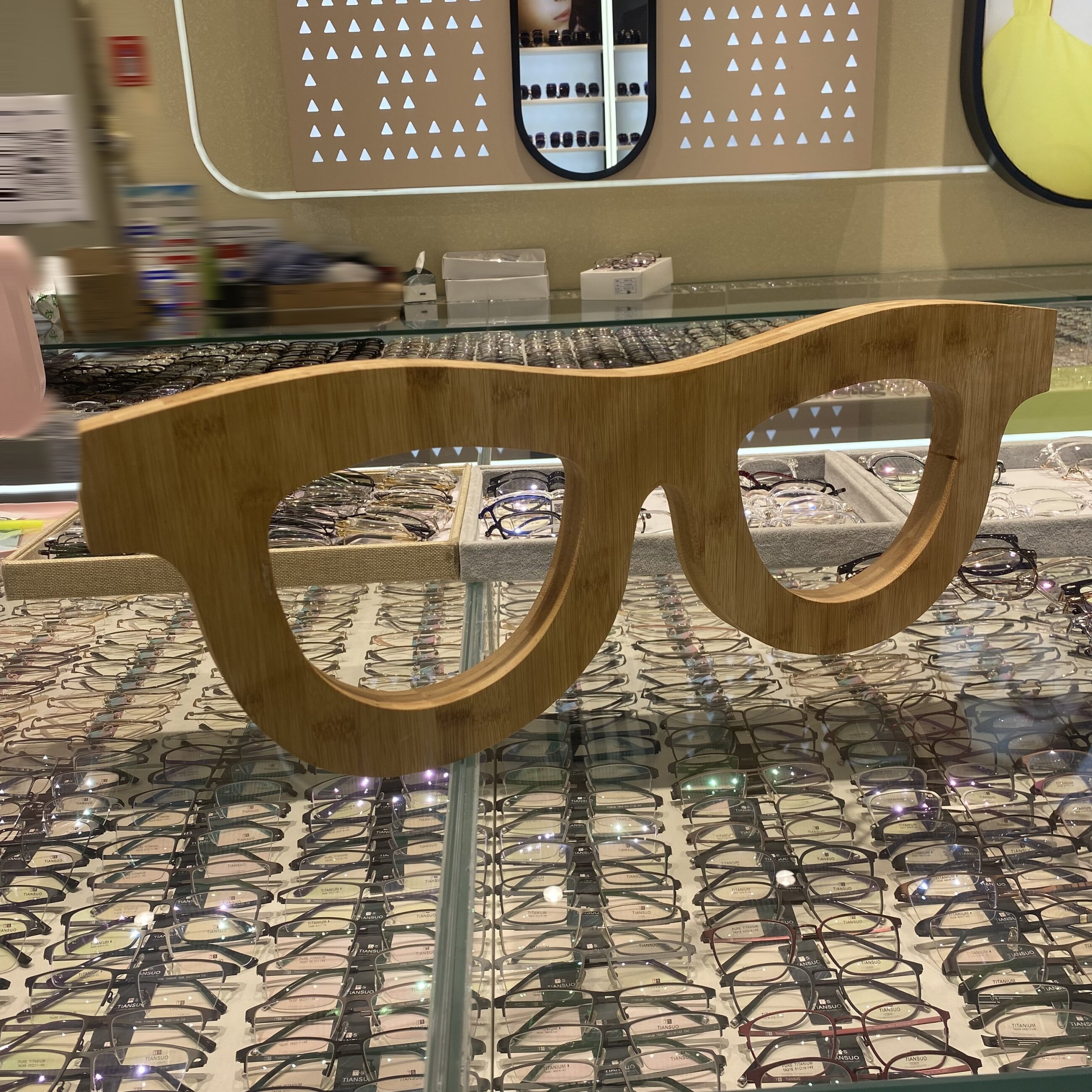 眼镜店陈列道具柜台陈列眼镜形状橱窗原竹木眼镜形状装饰品陈列架