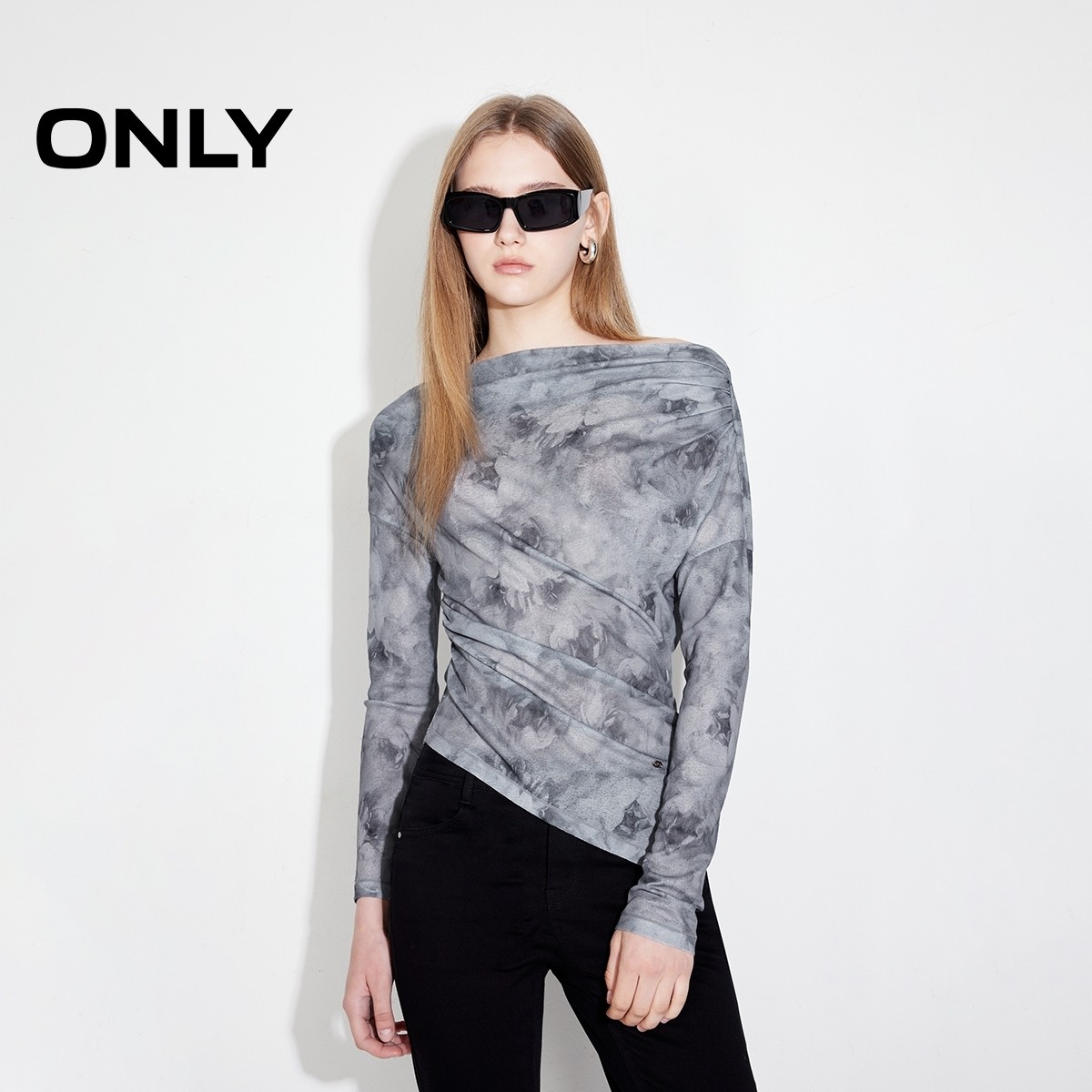 ONLY2026春季新款上衣爆款扎染一字肩修身收腰开叉打底长袖T恤女