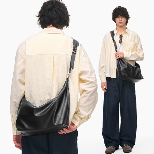 松弛感男生软皮斜挎饺子包