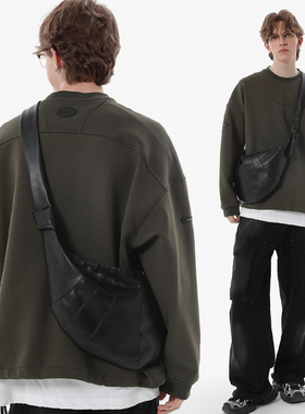 法式小众设计师饺子包男生潮牌胸包斜挎包可颂牛角包皮质男包大包