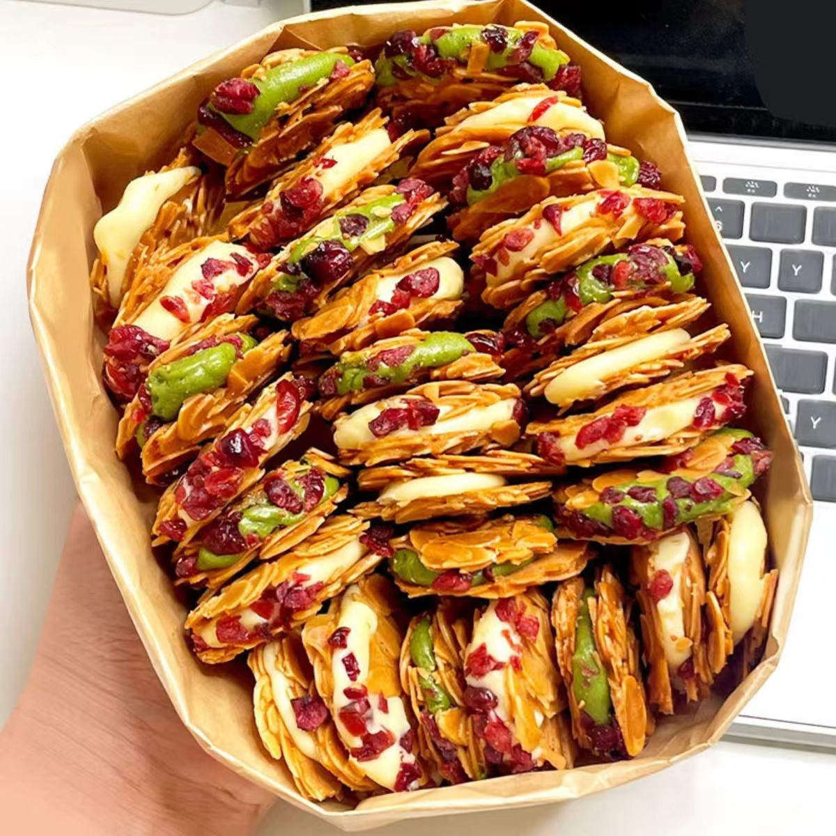 网红扁桃仁牛扎夹心饼干果干牛轧糖酥脆美味解馋小零食品解馋小吃