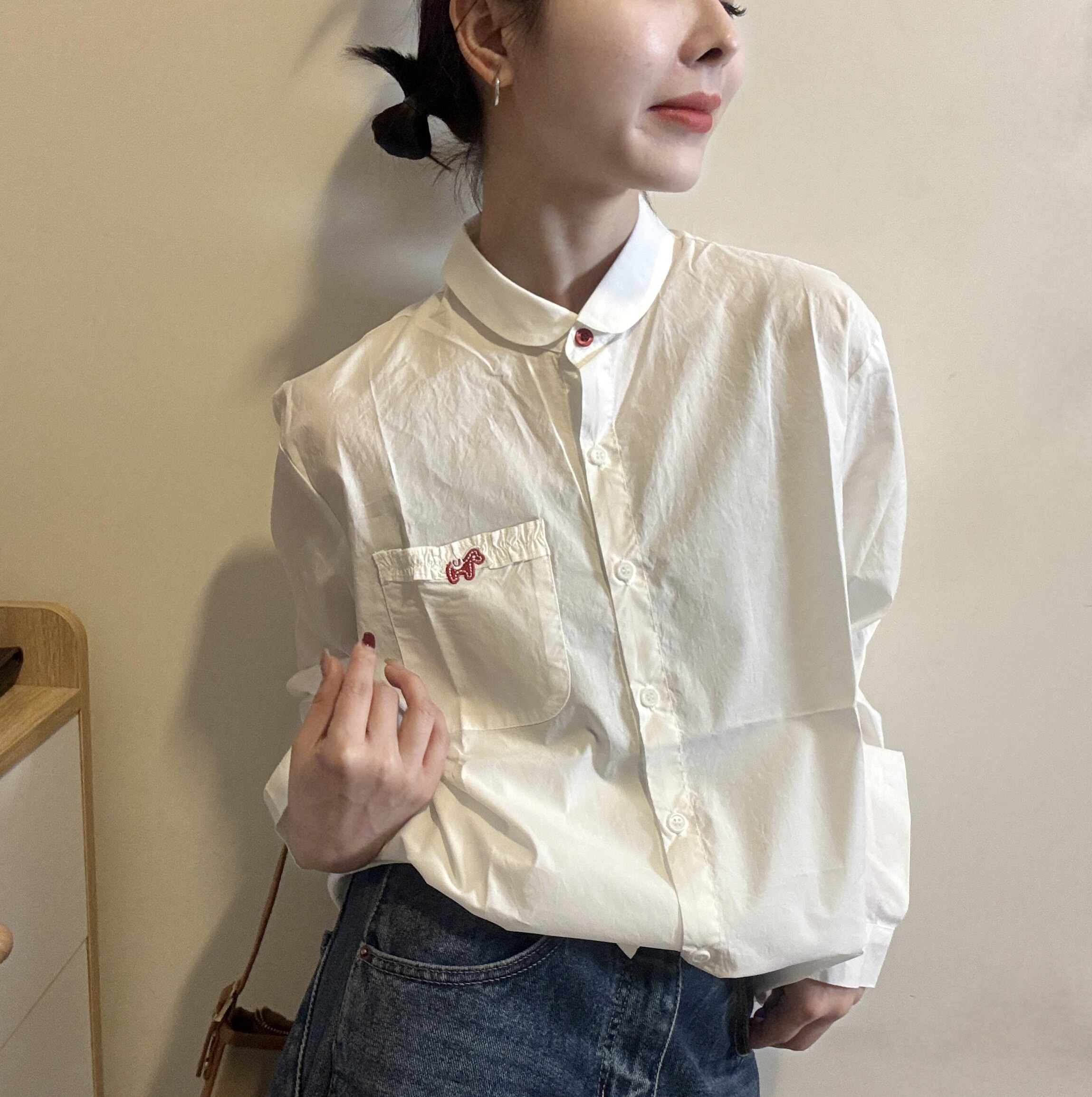 欧洲站2026春季新款洋气小翻领刺绣小马褶皱口袋设计感长袖衬衫女