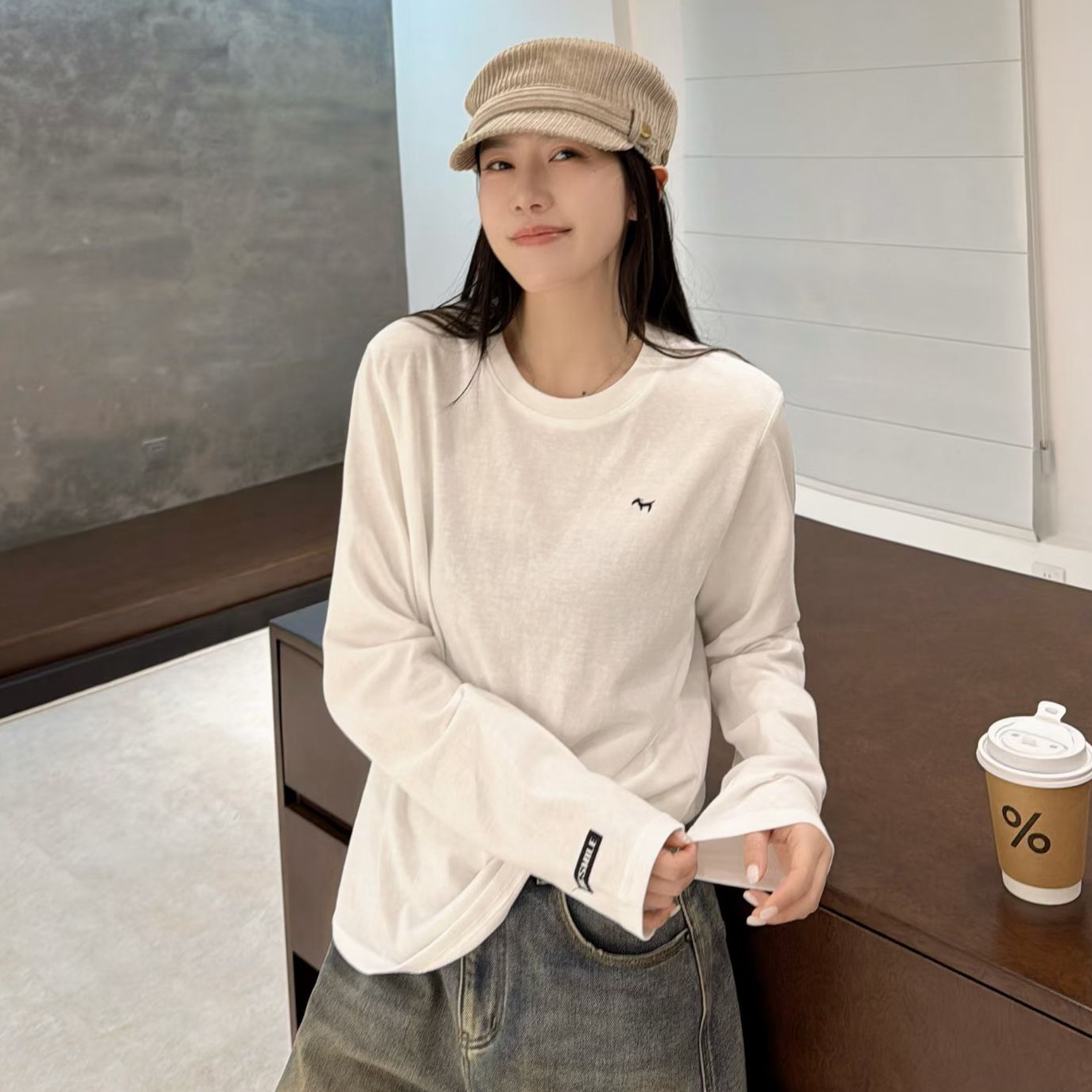 欧洲站2025冬季新款圆领卡通小刺绣宽松袖口贴标白T恤百搭打底衫