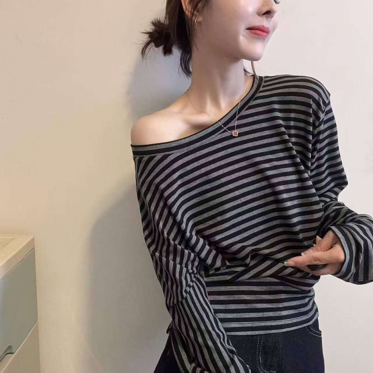 欧洲站2025早秋新款时髦拉肩蝙蝠袖显瘦套头长袖拼色条纹T恤上衣