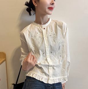 欧洲站2026春季新款甜美风圆领排扣灯笼袖衬衣重工花朵刺绣衬衫女
