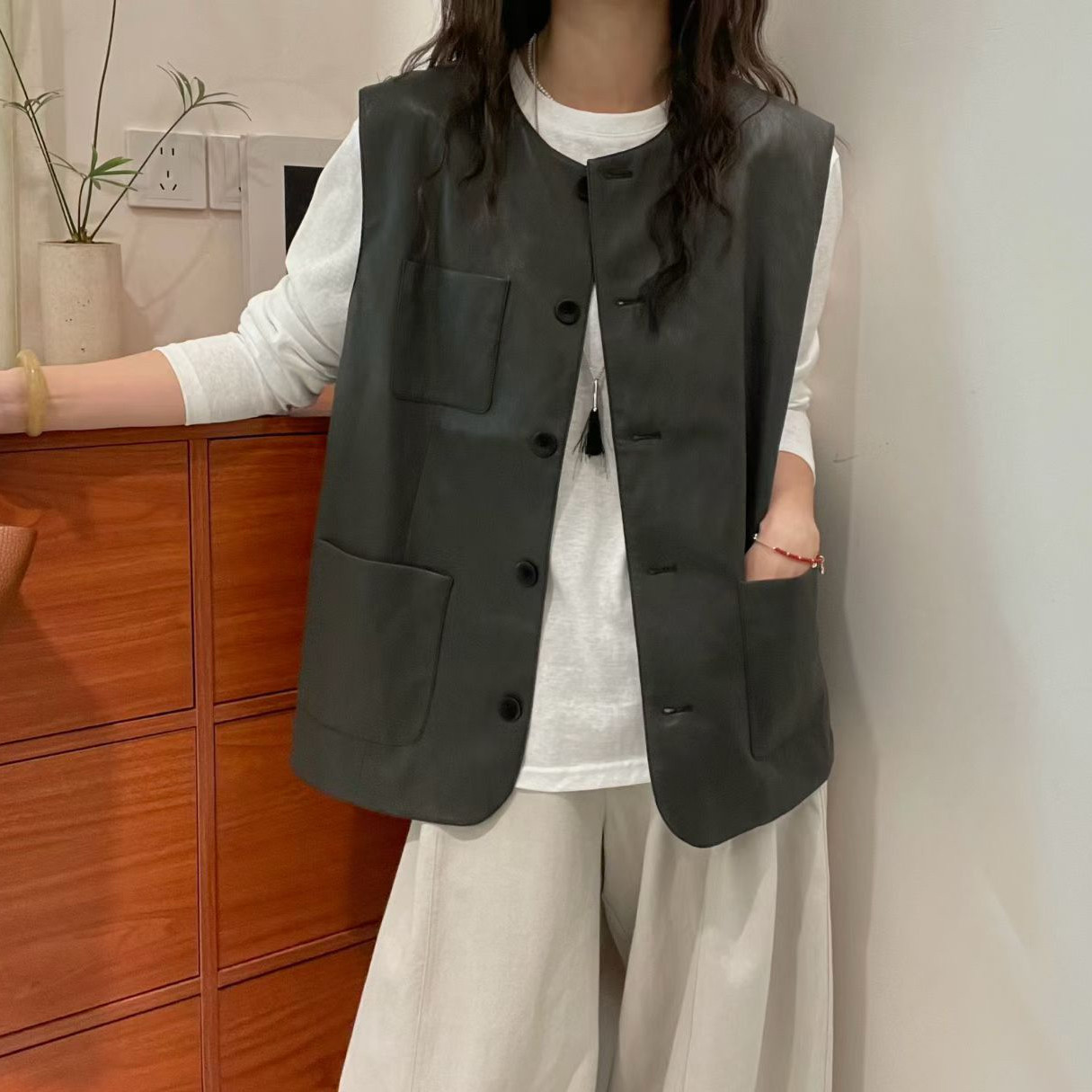 欧洲站2026秋季极简风圆领排扣多口袋设计无袖PU皮马甲女休闲外套