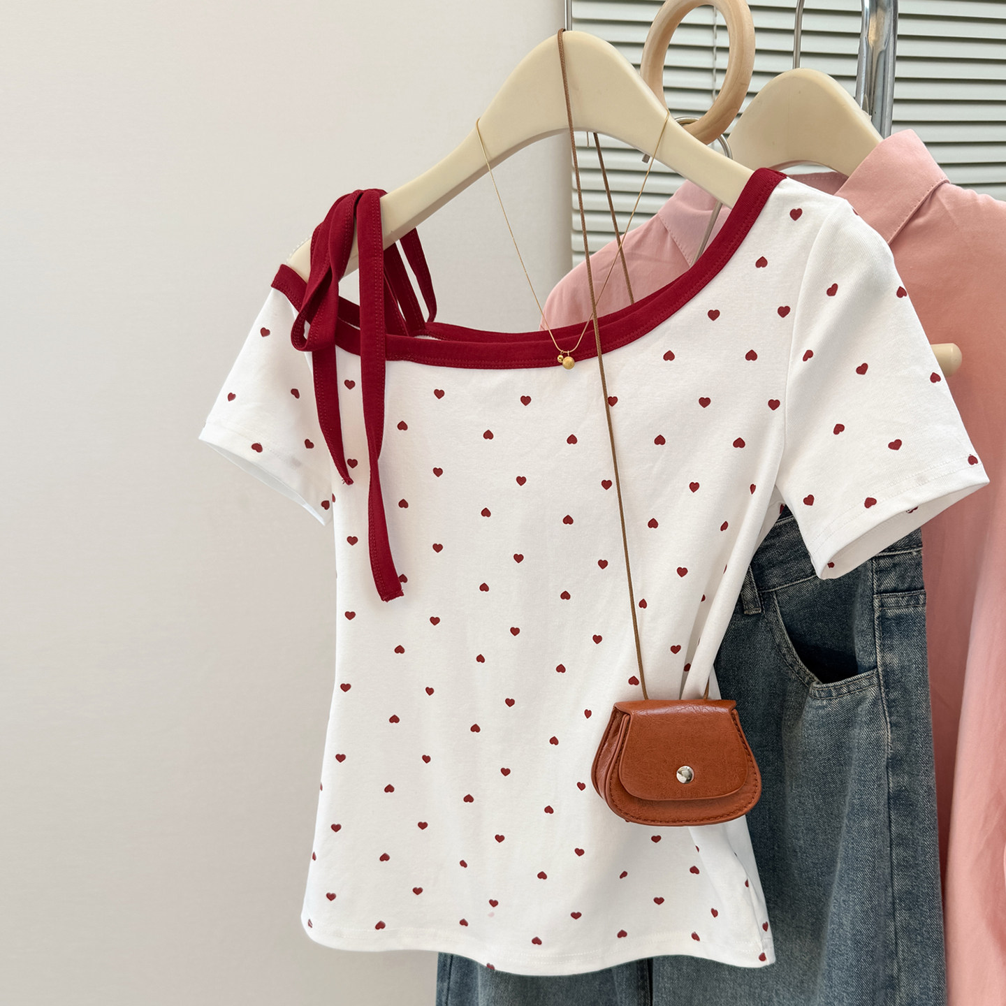 韩系chic甜辣斜露肩绑带短袖T恤女夏季修身韩版爱心波点印花上衣