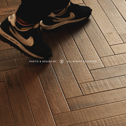 小火柴细条人字拼木纹砖客厅卧室