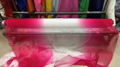 渐变色舞蹈服装布料，玫红白玫红渐变30d天丝雪纺布料，雪纺定染