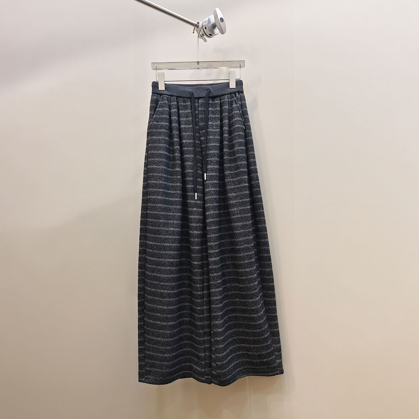 0MB.欧洲站新品HELMCH南油高端时髦松弛感弯刀裤条纹阔腿百搭长裤