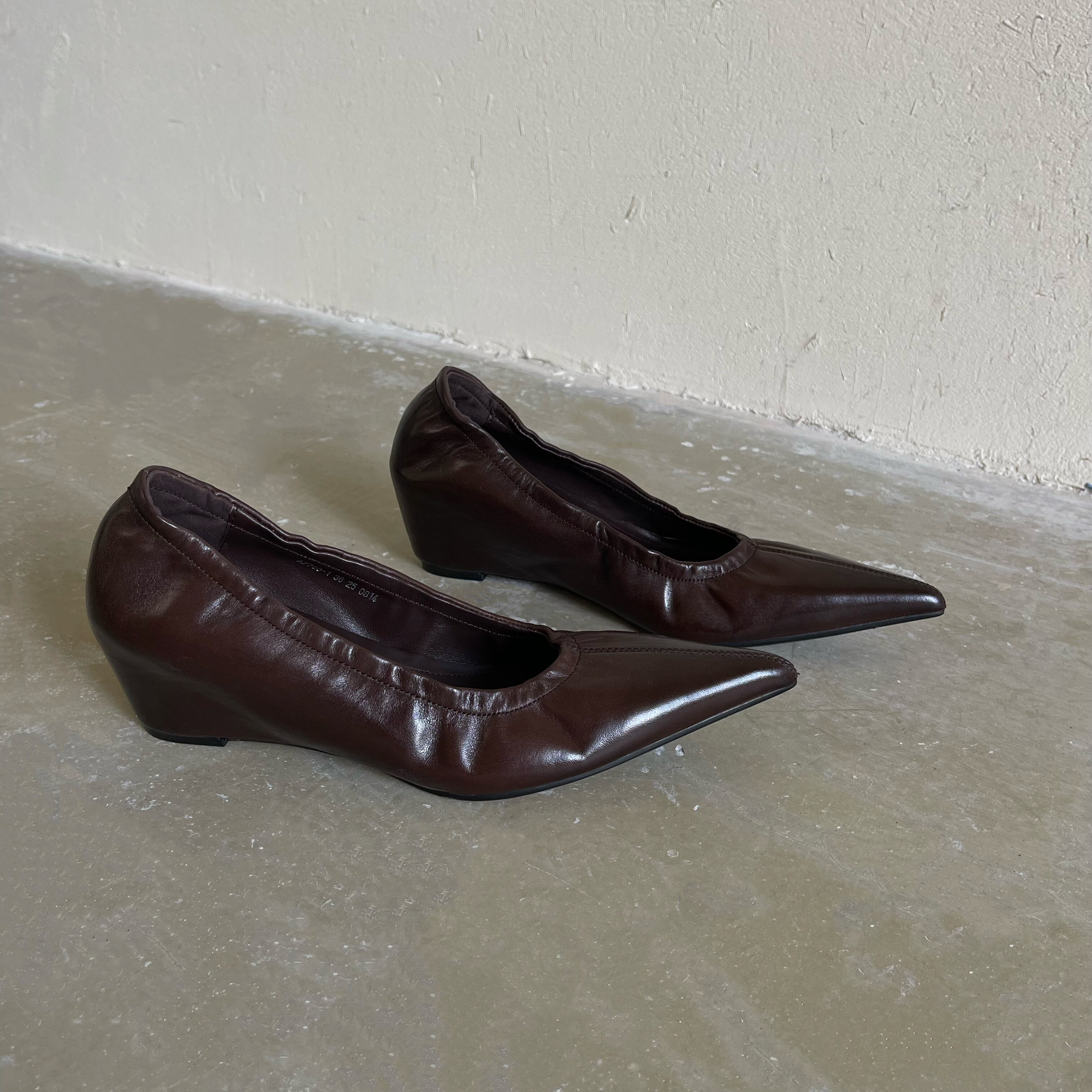 34-40码/跟高5cm/黑棕/极简风尖头软皮复古坡跟浅口单鞋