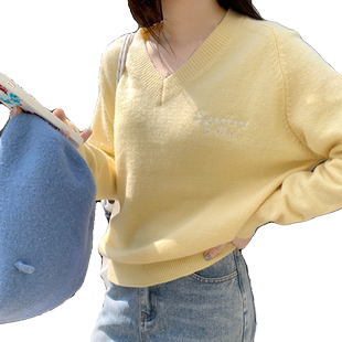 冬季加厚奶黄色针织衫女V领毛衣软糯叠穿鹅黄色上衣正肩套头字母