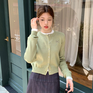 2026年春秋多巴胺豆绿色开衫女针织衫短款毛衣外套软糯修身小外套
