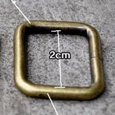 Внутренний диаметр кольца из бронзового рта составляет 2 см.