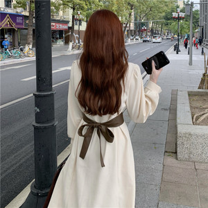 大码女2023秋季新款奶系穿搭胖mm茶歇法式收腰显瘦衬衫v领连衣裙