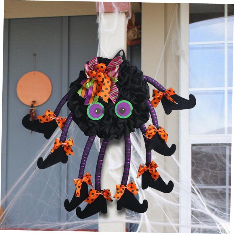 为万圣节派对装饰蜘蛛门，挂花环