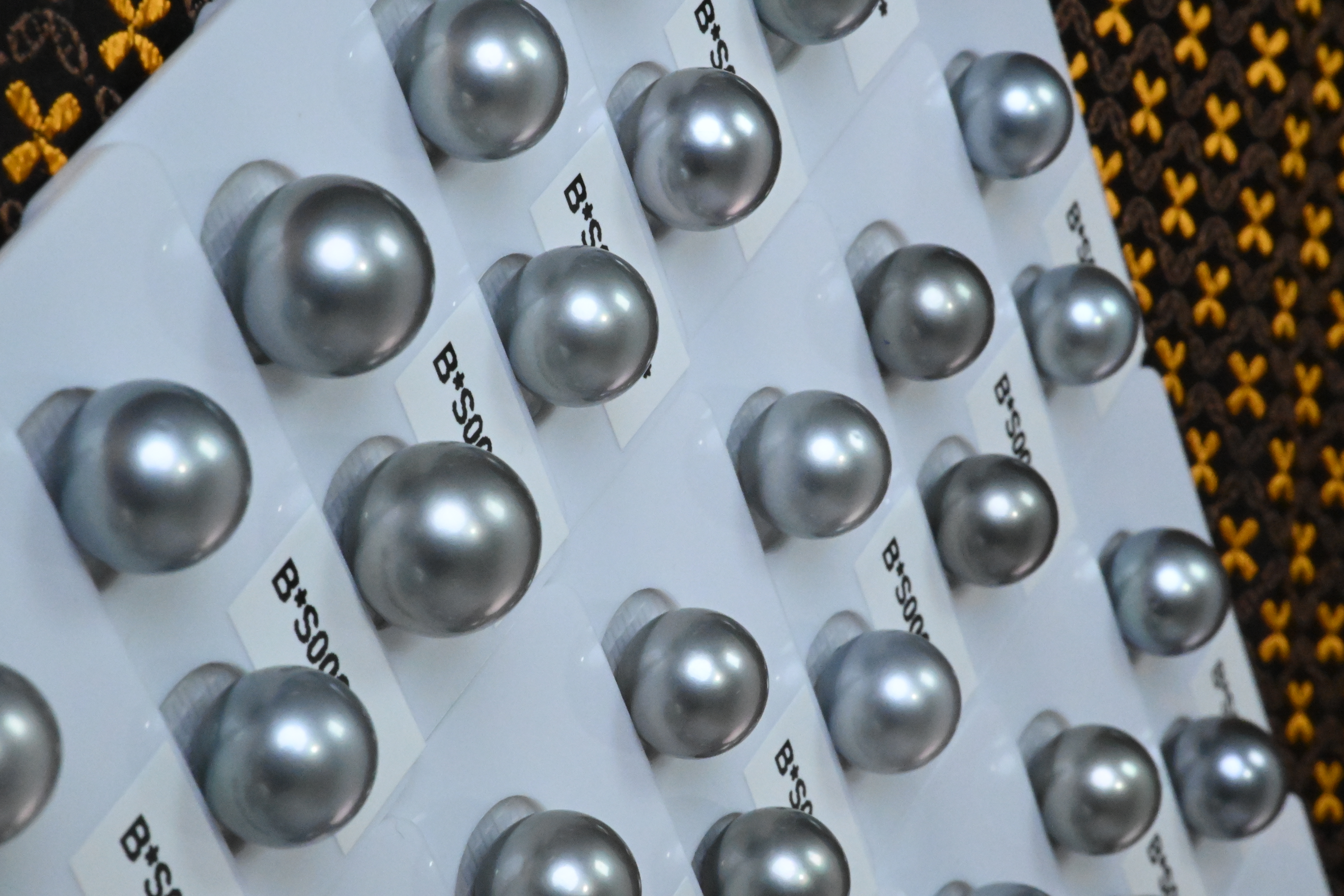 大溪地珍珠铂金灰奶奶灰浅银灰正圆极光油皮天然海水黑珍珠