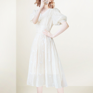 法式V领减龄连衣裙女2026年夏新款泡泡袖刺绣浪漫淑女网纱A字裙潮